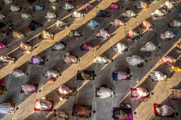 Image: TOPSHOT-INDONESIA-RELIGION-ISLAM-EID