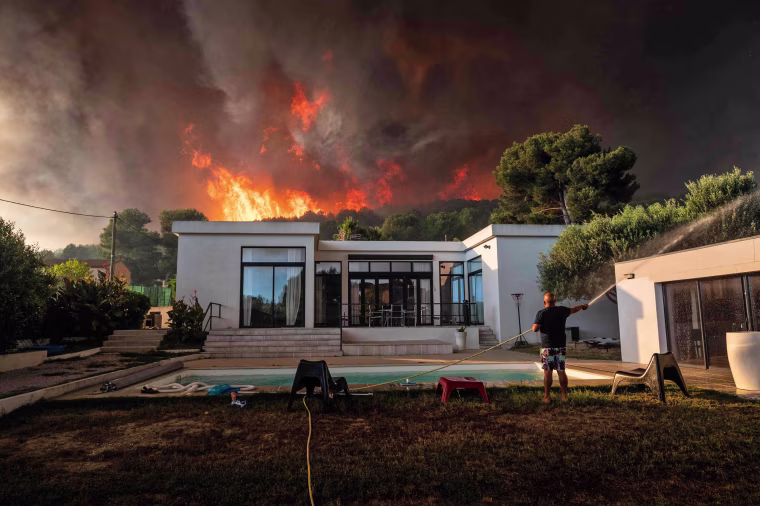 Image: TOPSHOT-FRANCE-FIRE