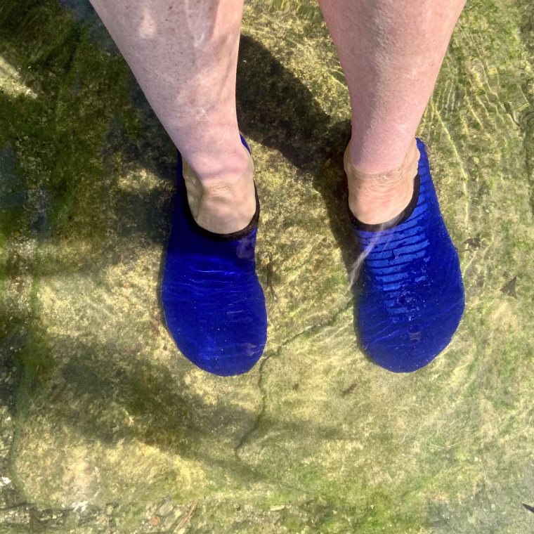 VIFUUR Water Shoes in blue, underwater