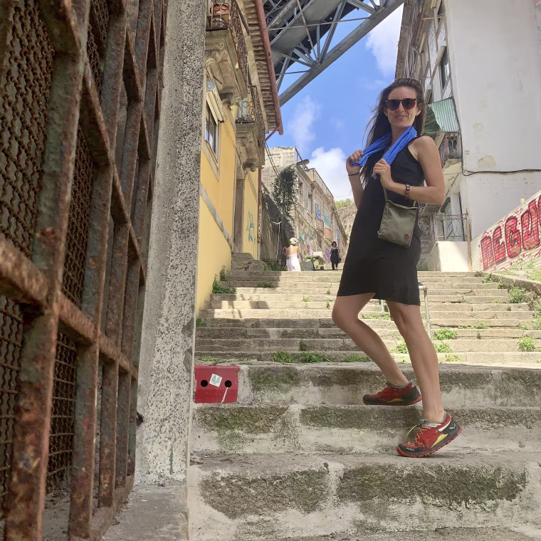 wearing my Chill Pal PVA cooling towel while climbing the endless stairs in Porto