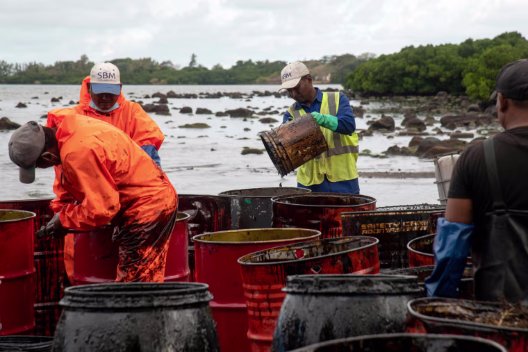 Image: Mauritius oil spill