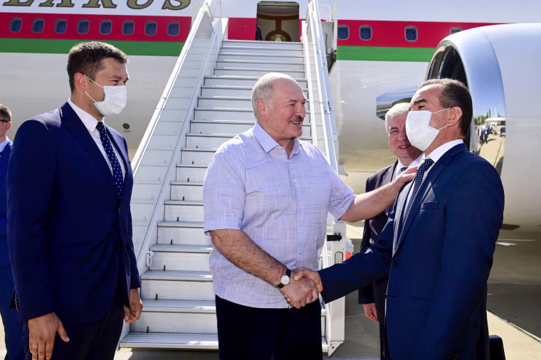 Image: Belarusian President Alexander Lukashenko greets officials upon his arriving at the Black Sea resort of Sochi, Russia
