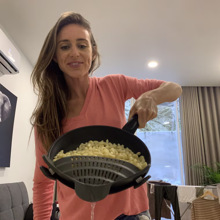 using one hand to strain macaroni