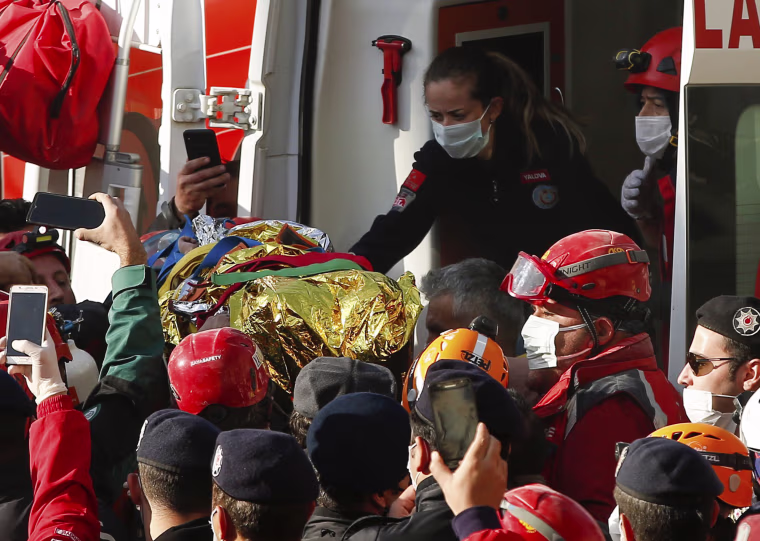 Image: Three-year-old girl rescued in Izmir