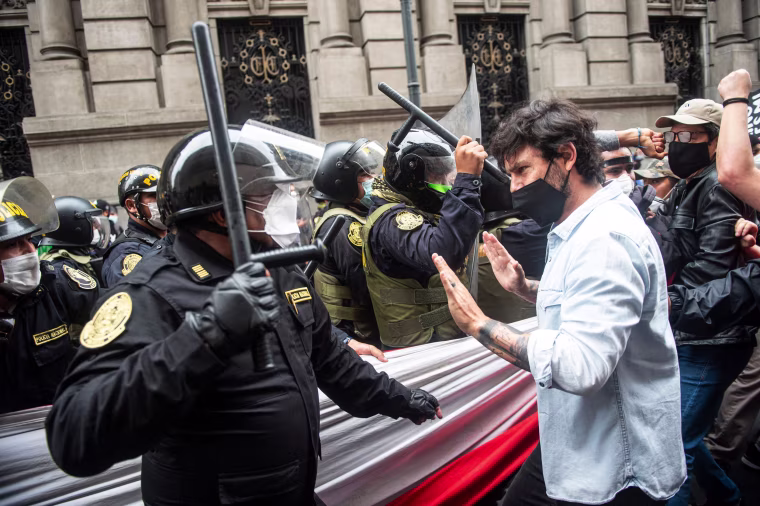 Image: *** BESTPIX *** TOPSHOT-PERU-POLITICS-CRISIS-VIZCARRA-IMPEACHMENT