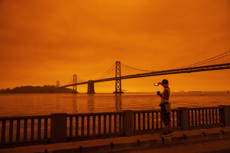 Image: Wildfires Envelop San Francisco Bay Area In Dark Orange Haze