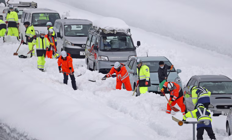 Image: Vehicles are stranded on the snow-covered Kanetsu expressway in Niigata Prefecture on Friday.