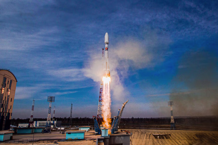 Image:A Soyuz-2.1b rocket booster with a Fregat upper stage and 36 UK telecommunications and internet satellites blasts off from the Vostochny cosmodrome in Russia's Far East on March 25, 2021.