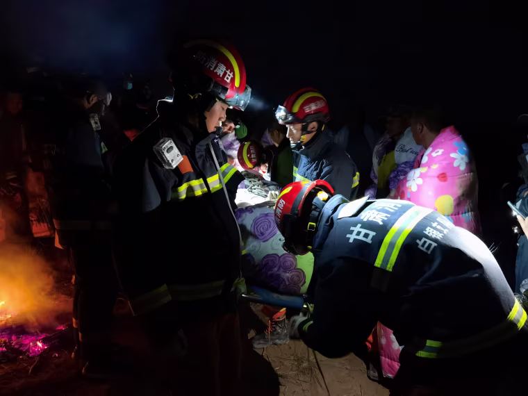 Image: Rescue workers work at the site of the accident where extreme cold weather killed participants of an 100-km ultramarathon race in Baiyin