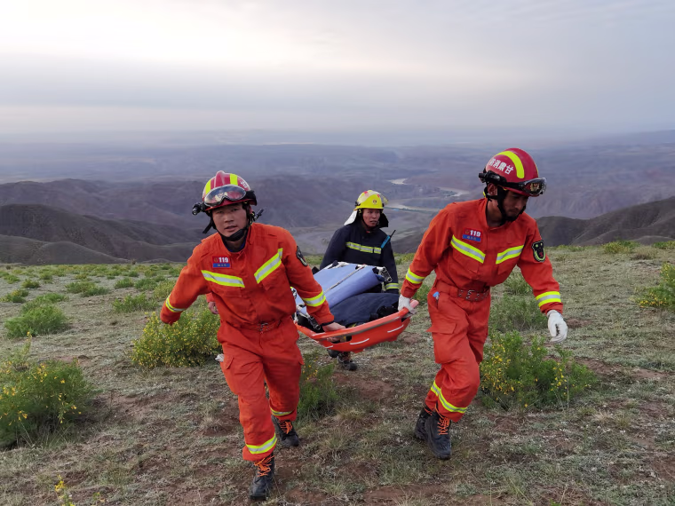 Image: Rescue workers work at the site of the accident where extreme cold weather killed participants of an 100-km ultramarathon race in Baiyin
