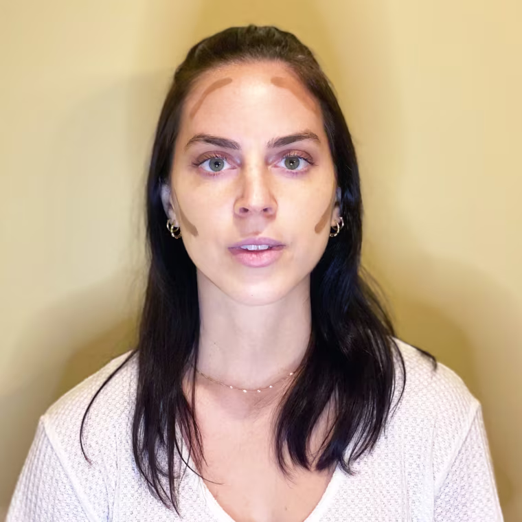 Contributor Julie Ricevuto using the KVD Liquid-Gel Contour