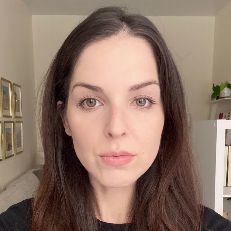Imagesof a woman after 3 weeks of using the Anastasia Brow Genius
