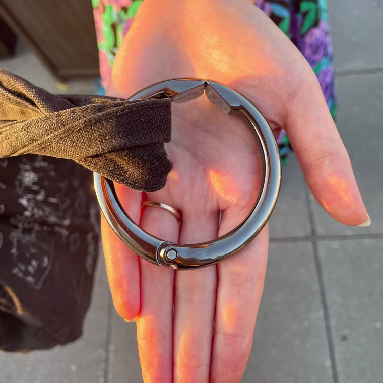 Hand showing the hook for the Clipa2