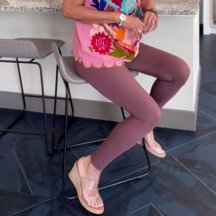 Woman wearing stylish pink leggings