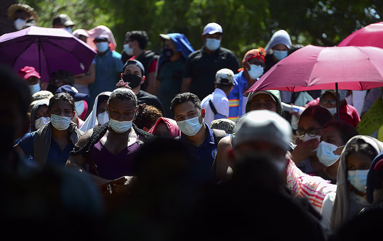 Image: Hondurans and Nicaraguans queue to be vaccinated
