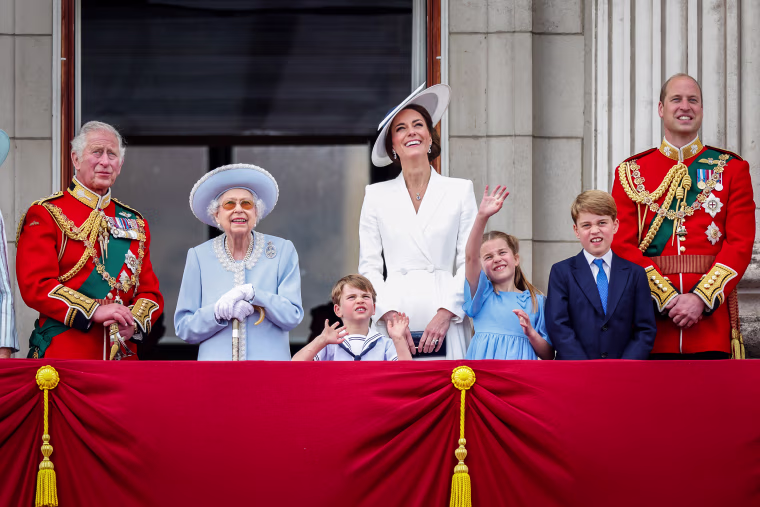 Prince Charles, Prince of Wales, Queen Elizabeth II, Prince , Catherine, Duchess of Cambridge, Princess Charlotte, Prince George and Prince William, Duke of Cambridge watch a flypast from the balcony of Buckingham Palace during Trooping the Color on June 2, 2022 in London.