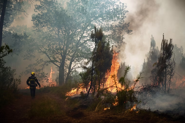 A firefighter works in Gironde
