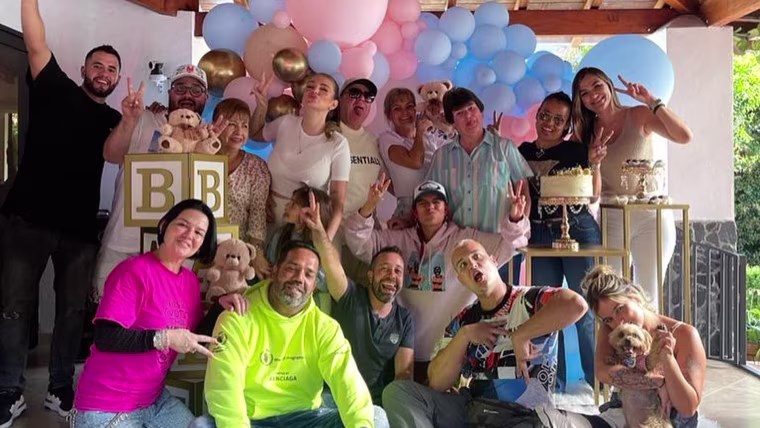 Karol G y su familia en la revelación del sexo del bebé de su hermana.