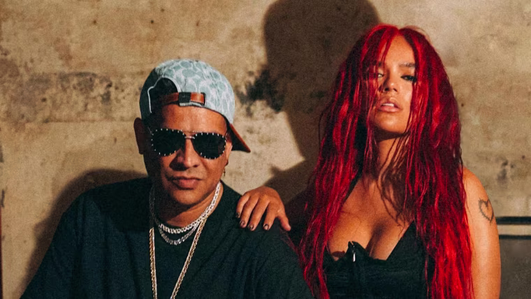 Karol G y Maldy estrenan el ardiente video de 'Gatúbela'.