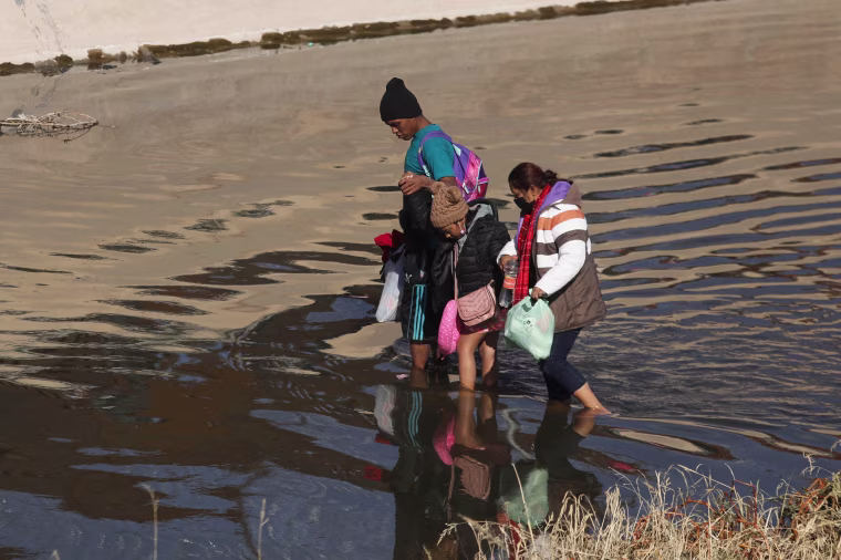 A Nicaraguan family crosses the Rio Grande river