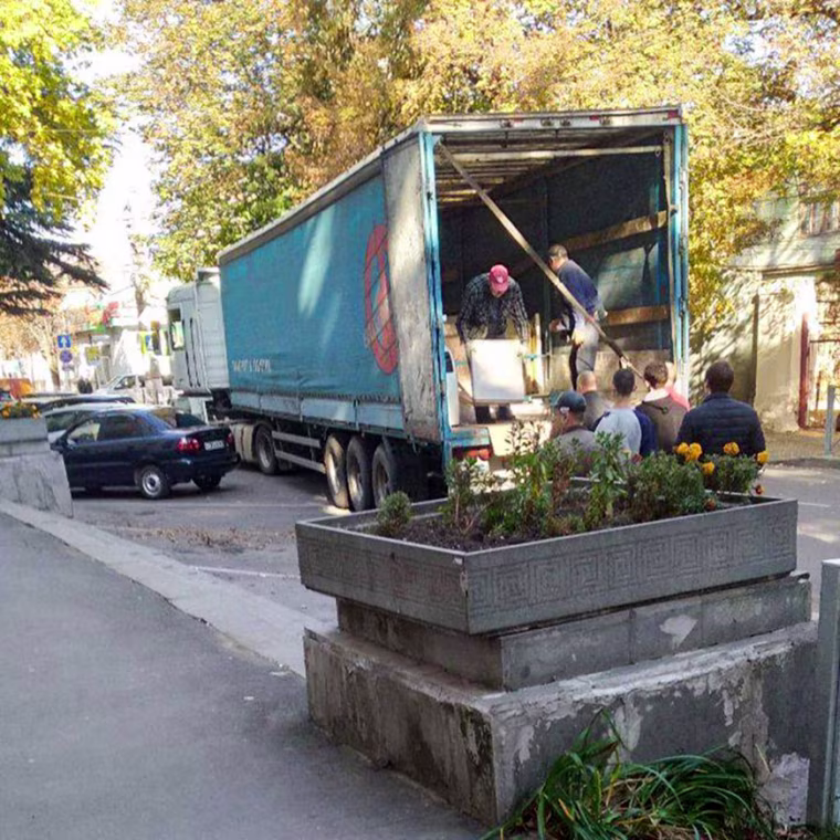 Russian soldiers in plainclothes load stolen artwork from the Kherson Regional Art Museum into the back of a truck in November 2022.
