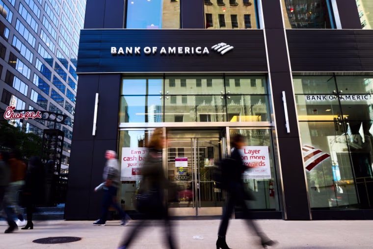 Los estadounidenses están ahorrando menos, según recientes estadísticas. En la foto, Personas pasan frente una sucursal de Bank of America en el centro de Chicago, Illinois, en octubre del 2022.