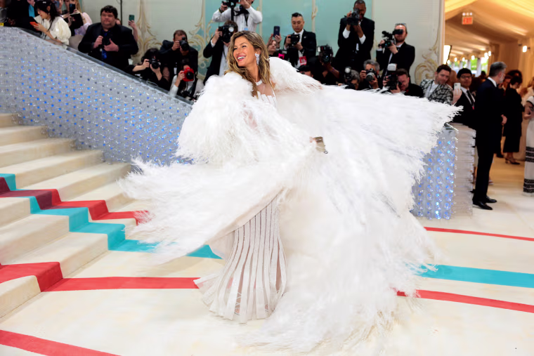 Image: Gisele Bundchen is flying solo at the Met Gala.