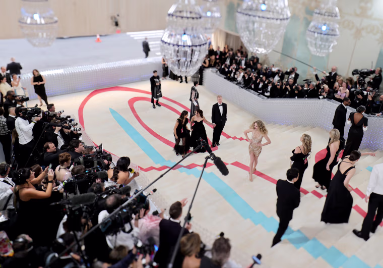 Image: Amanda Seyfried poses for all those cameras.