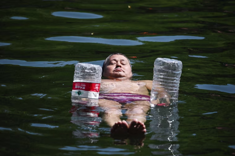 Swathes of northern China sweltered in 40-degree heat on June 22, weather data showed, as parts of Beijing and the nearby megacity of Tianjin recorded their highest temperatures for years. 