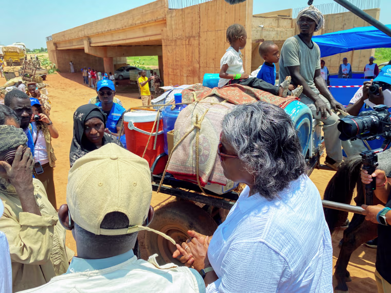 Linda Thomas-Greenfield speaks with Sudanese refugees