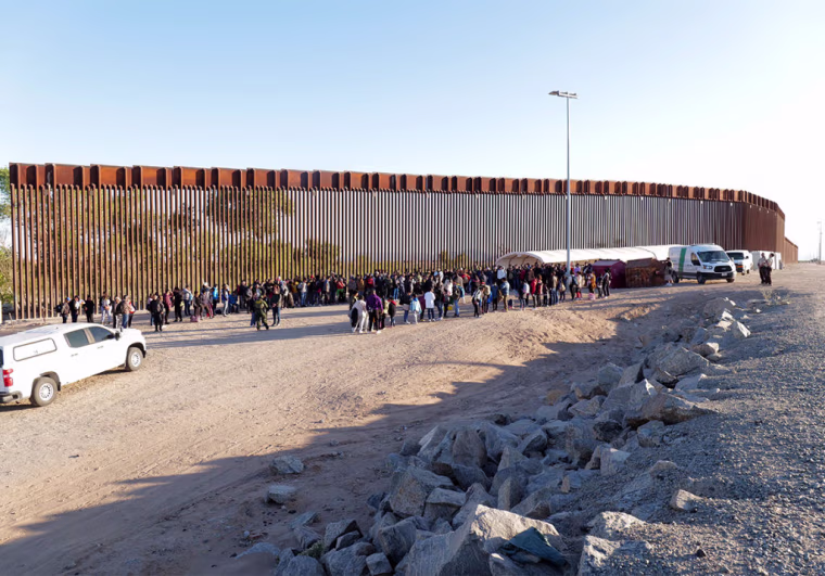 Migrantes que intentaron entrar de manera ilegal a Estados Unidos son detenidos en una zona de San Luis, en Arizona, el 6 de mayo de 2023.