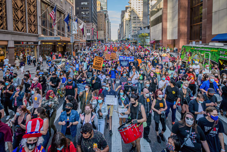 The crowd of thousands at the celebration march. Thousands