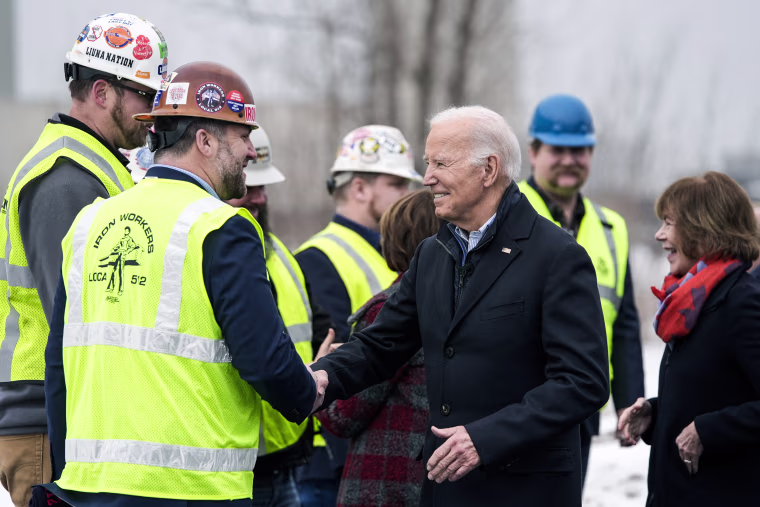 Image: President Joe Biden speaks with iron workers