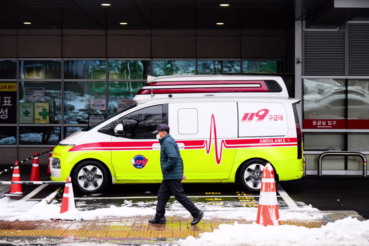snow south korea cold ambulance pedestrian