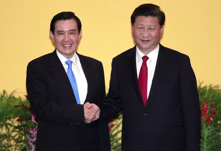 Ma Ying-jeou, left, and Xi Jinping in Singapore