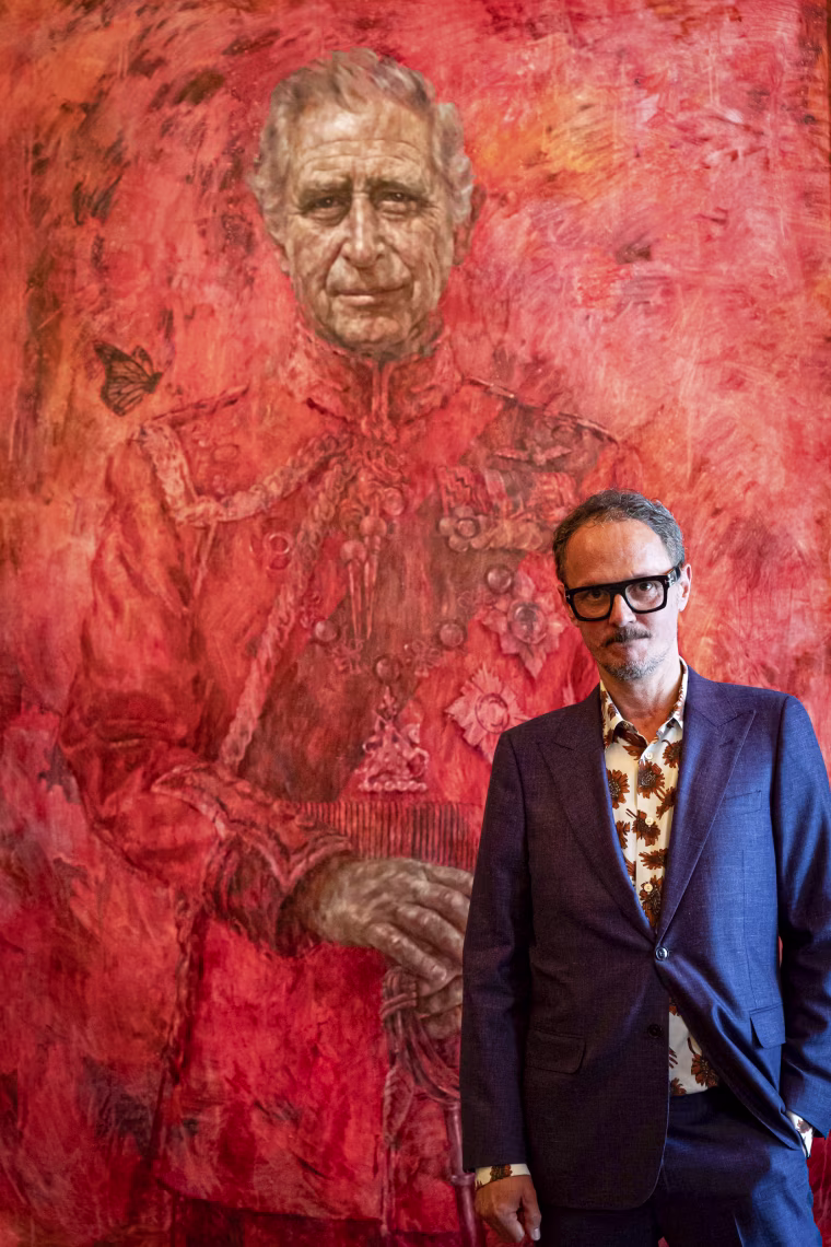 Artist Jonathan Yeo in front of the portrait of King Charles.