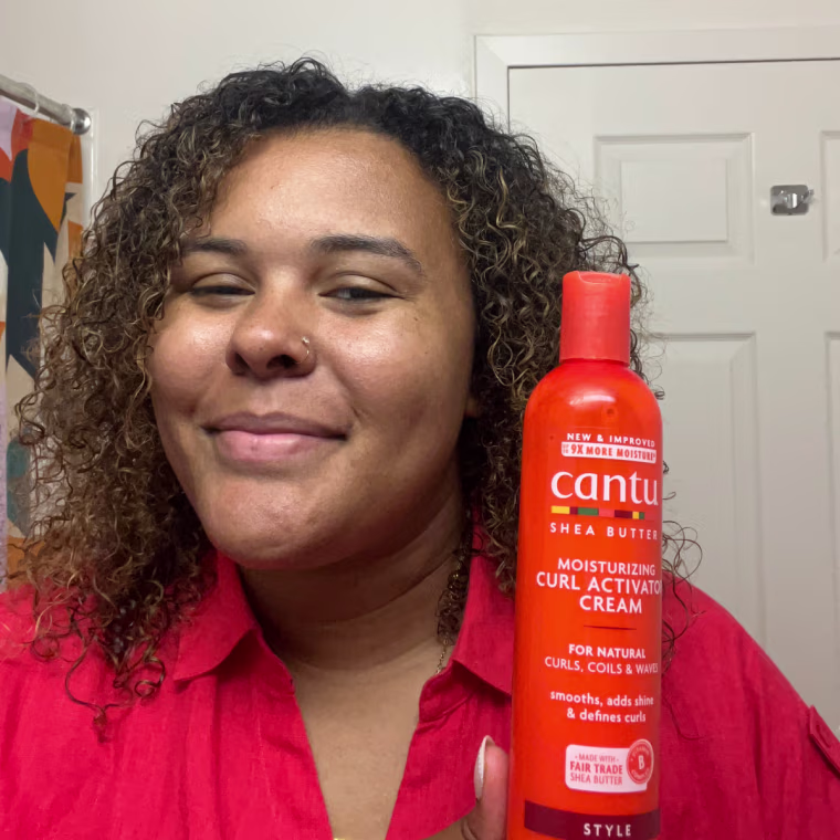 Associate editor Kamari Stewart using the Cantu Moisturizing Curl Activator Cream