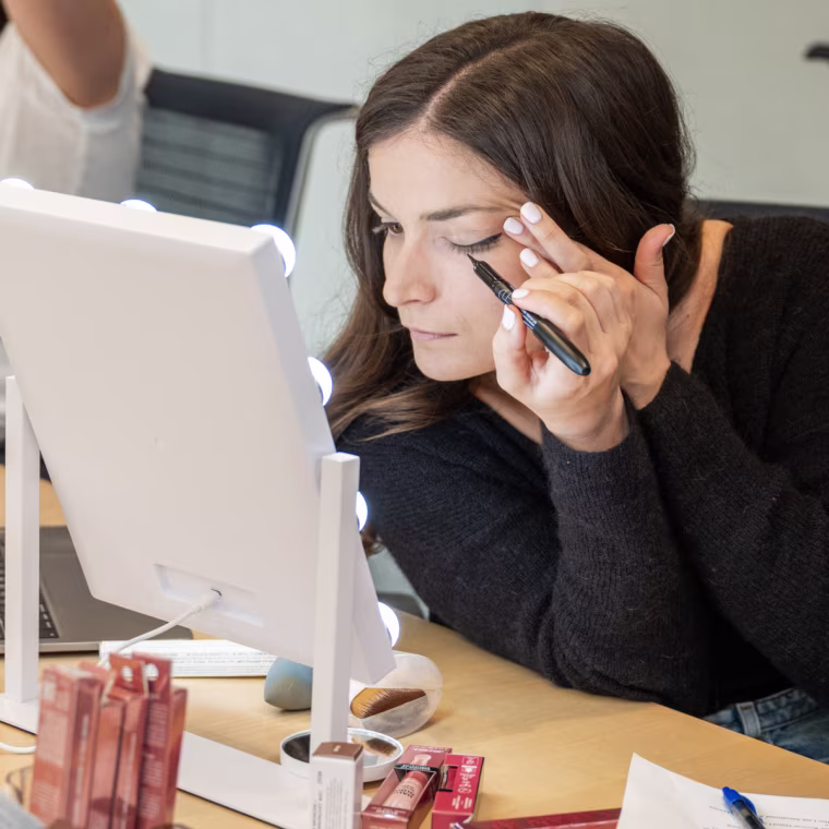 Senior partnerships editor Francesca Cocchi Zabloudil applying eyeliner in the Hollywood Vanity Mirror