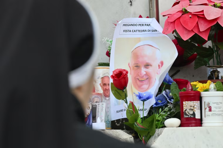 Image: ITALY-VATICAN-RELIGION-POPE-HEALTH