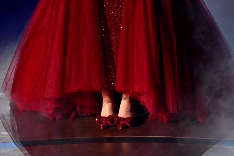 Ariana Grande wore a pair of red slippers during her "Wizard of Oz" tribute.