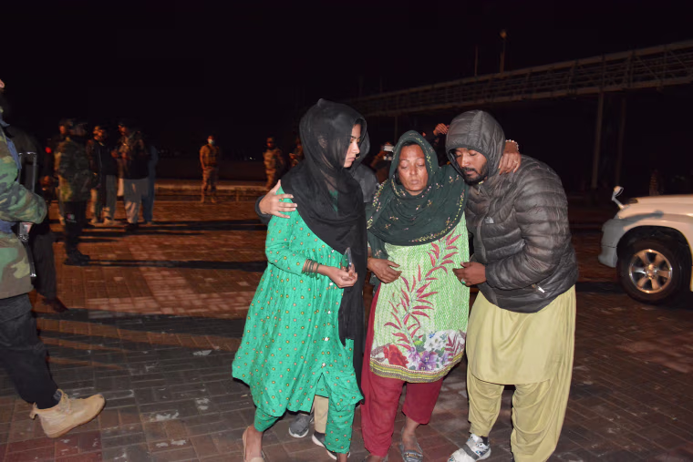  A gun battle was underway between security forces and heavily armed militants who claimed to have taken 214 passengers hostage after attacking a train in southwestern Pakistan on Tuesday. 
