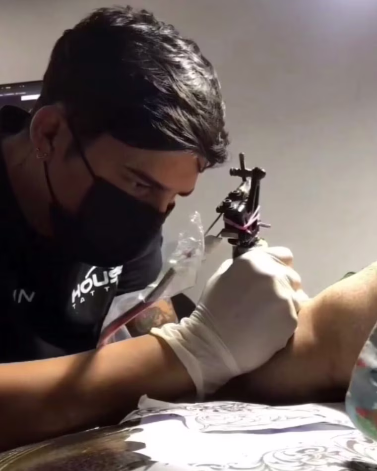 Jhon Chacin works on a tattoo.