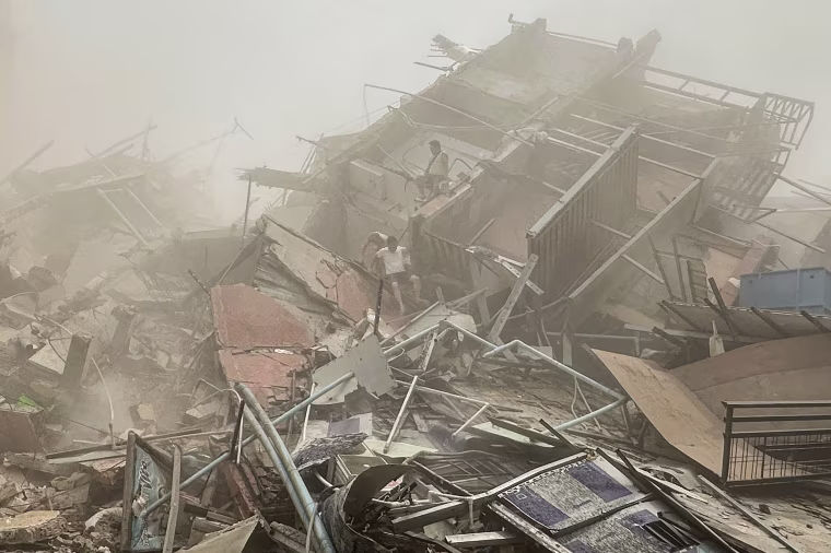 Image: Collapsed building in Mandalay 