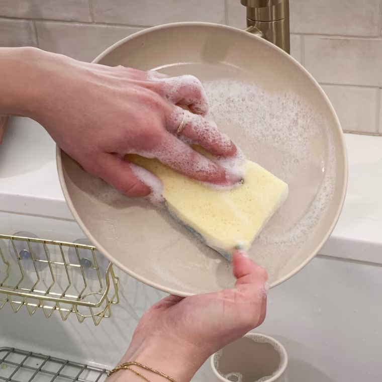 Commerce writer Danielle Murphy using the Scrub Daddy Sponge Daddy.