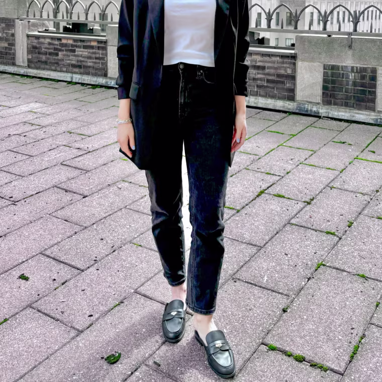 Abercrombie & Fitch Ultra High Rise 90s Straight Jean in Black