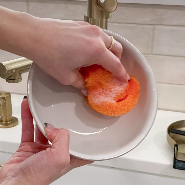 Murphy using the Scrub Daddy.