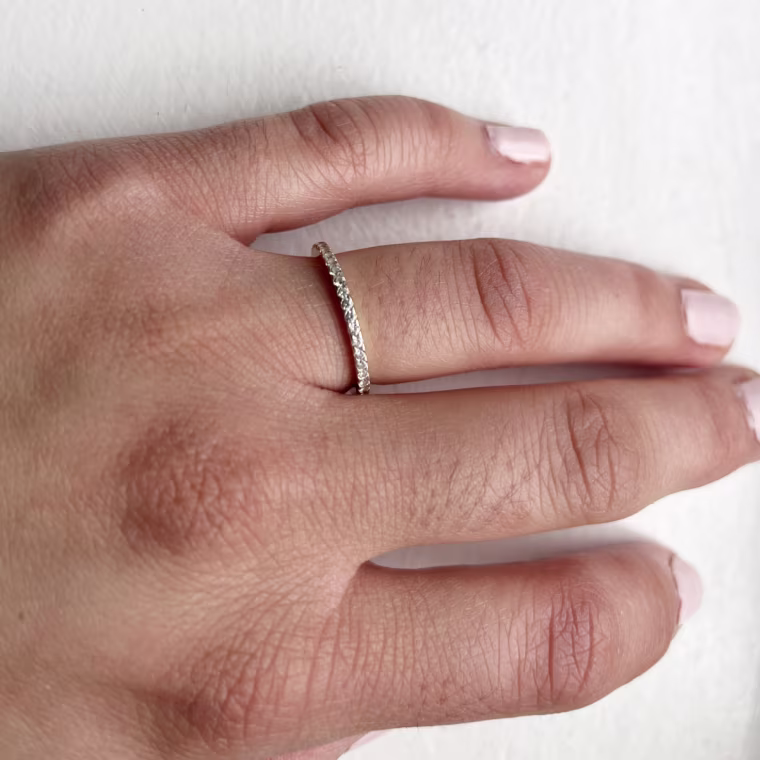 Social media video producer Anita Chomenko wearing her Pavoi eternity band.