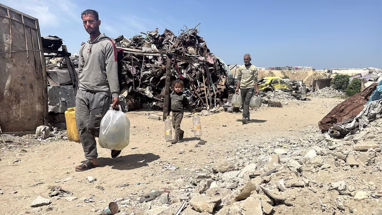 Collecting water in Gaza.