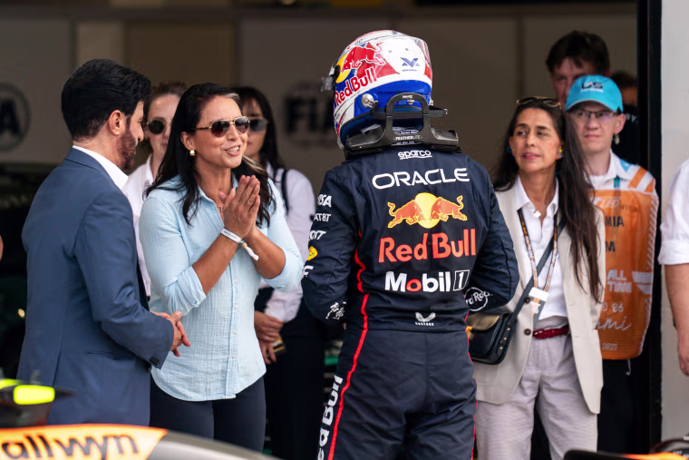 Tulsi Gabbard speaks to Max Verstappen
