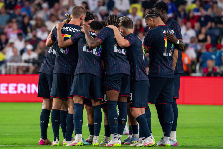 USA players huddling